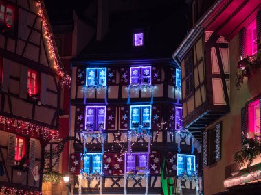 Colmar, Alsace, Fransa 'da Noel süslemeleri, ışıklandırma ve aydınlatmalar.