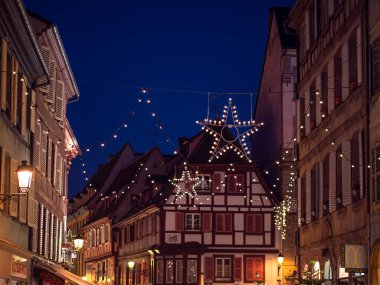 Colmar, Alsace, Fransa 'da Noel süslemeleri ve ışıklandırma.