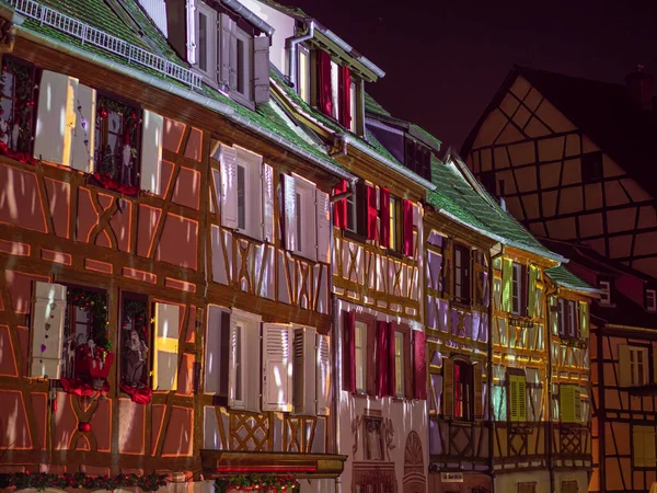 Navidad Colmar Alsacia Francia Fachadas Coloridas Iluminadas Casas Antiguas Tradicionales — Foto de Stock