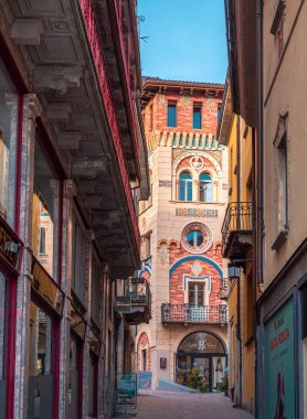 Locarno, İsviçre - 29 Aralık 2021: Locarno, İsviçre 'de tarihi binaları olan eski dar bir sokak