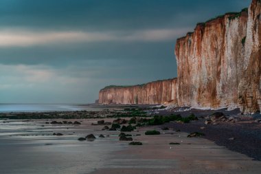 Fransa, Normandiya 'daki Veules les les Roses plajında dramatik bir akşam havası var.