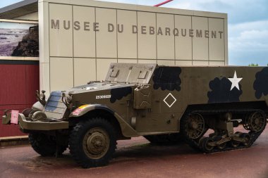 Arromanches, Fransa - 2 Ağustos 2021: Musee du Debarquement - çeviri: Binanın önünde zırhlı Amerikan askeri aracı var..