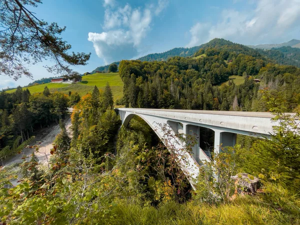 Schiers, İsviçre - 27 Eylül 2021: Ünlü uluslararası inşaat mühendisliği tarihi tarihi Salginatobel köprüsü, güçlendirilmiş beton kemer köprüsü, Robert Maillart tarafından tasarlandı.