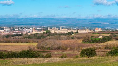 UNESCO Dünya Mirasları Listesinde yer alan eşsiz ortaçağ kalesi Carcassonne (Fransa) ile Aude 'nin manzarası.