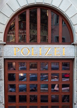Zug, İsviçre - 31 Aralık 2021: Zug, İsviçre 'deki polis karakolunun penceresi, çeviri polisi