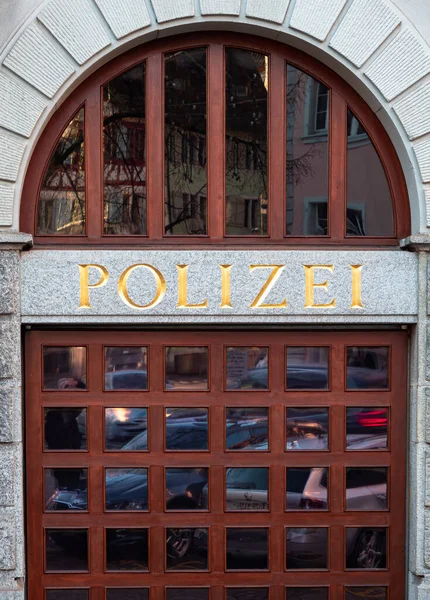 2021年12月31日 瑞士楚格 瑞士楚格警察局的窗户 日耳曼语为Polizei In翻译 — 图库照片