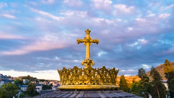 Die Historische Vergoldete Krone Mit Einem Kreuz Vor Der Basilika — Stockvideo