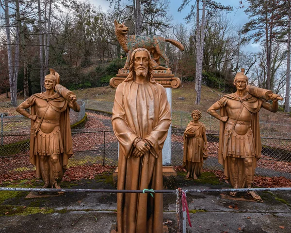 ルルド フランス 2022年1月5日ルルドの十字架の道 最初の駅 イエスは死刑を宣告されます — ストック写真