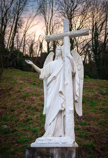 ルルド フランス 2022年1月5日 ラテン語の碑文を持つ十字架と天使の白い彫刻サルス 英語で翻訳 十字架で償還です — ストック写真