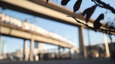 Zürih, İsviçre - 9 Şubat 2022: Zürih 'te Toni Areal' in viyadük trenine odaklan