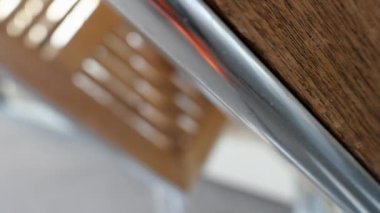 Tahta bir masadan diğerine geçişe odaklan