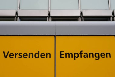 Aarau, İsviçre - 3 Kasım 2021: İsviçre Posta 'sında Alman yazıları: Versenden-Empfangen. Çevirisi: Gönder - Al