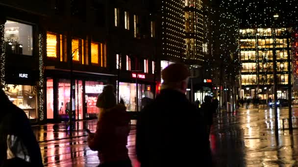 チューリッヒ スイス 2021年12月1日 夜のチューリッヒのイルミネートされたバーンホフラス通りとそのクリスマスの装飾 — ストック動画