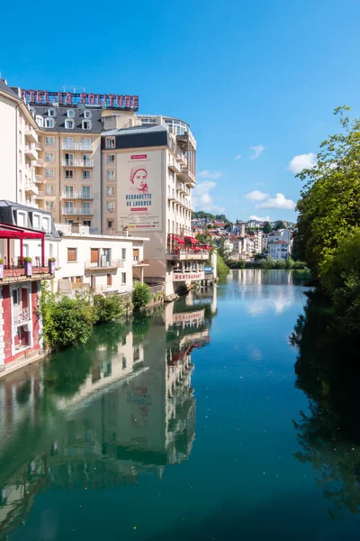 法国卢尔德 2021年8月28日 卢尔德的城市景观 乌塞河畔有酒店和住宅建筑 — 图库照片