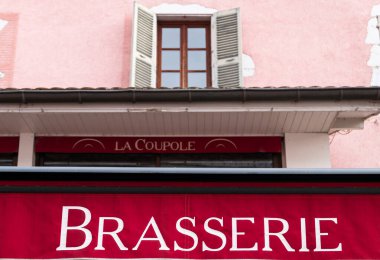 Annecy, Fransa - 7 Ocak 2022: Fransa 'da brasserie, yerel tüketim için yiyecek ve içeceklerin sunulduğu yaygın bir restoran biçimidir..