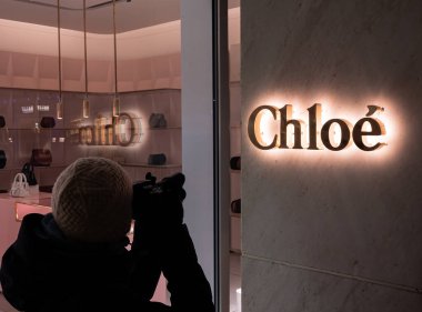 Zürih, İsviçre - 30 Aralık 2021: Chloe International Paris merkezli uluslararası üne sahip bir Fransız moda şirketidir.