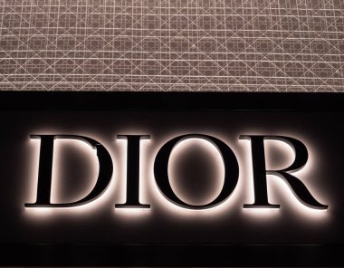 Zürih, İsviçre - 30 Aralık 2021: Christian Dior SE, Fransız lüks moda evi.