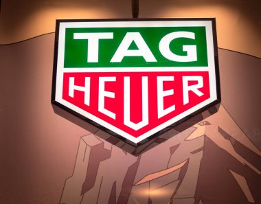 Zürih, İsviçre - 30 Aralık 2021: TAG Heuer İsviçre 'li lüks saat üreticisi, saatleri, moda aksesuarlarını, göz ve cep telefonlarını tasarlayan,.