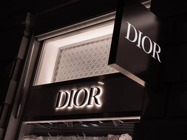 Zürih, İsviçre - 30 Aralık 2021: Christian Dior SE, Fransız lüks moda evi.