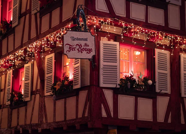 Colmar Frankreich Dezember 2021 Zauberhafte Weihnachten Colmar Wunderschöne Rote Weihnachtsbeleuchtung — Stockfoto