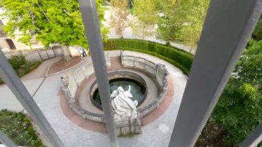 Almanya 'nın Donaueschingen kentindeki Avrupa' nın en büyük nehri Tuna Nehri 'nin kaynağı