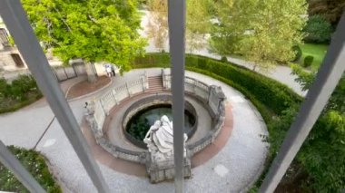 Almanya 'nın Donaueschingen kentindeki Avrupa' nın en büyük nehri Tuna Nehri 'nin kaynağı