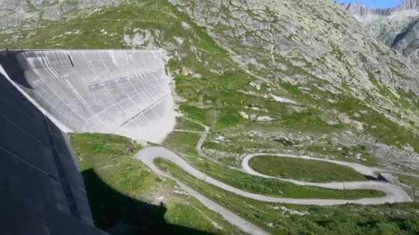 グッタネン スイス 2021年8月14日 ベルン州 グッタネン市 のアレ川の源流で最も高い貯水池であるオベラルゼーのダム ゆっくり上へ — ストック動画