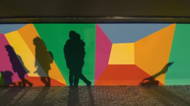 Zug Svájc December 2021 Silhouettes Walking People Colorful Wall Promenade — Stock videók