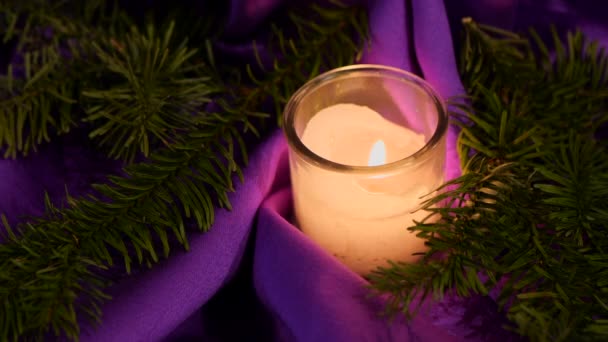 Trauerdekoration Mit Brennenden Kerzen Und Lila Tüchern Der Vohrenbacher Kirche — Stockvideo
