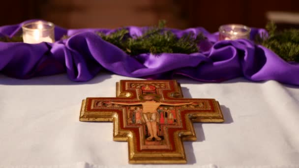 ドイツ ヴォーレンバッハ 2021年12月19日 キリスト教の十字架とイエスの教会のヴォーレンバッハと紫の祭壇装飾 — ストック動画