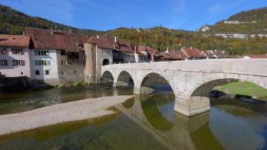 Saint Ursanne, İsviçre - 19 Ekim 2021: Sonbaharda İsviçre 'nin Jura kantonundaki Saint Ursanne ortaçağ kasabası