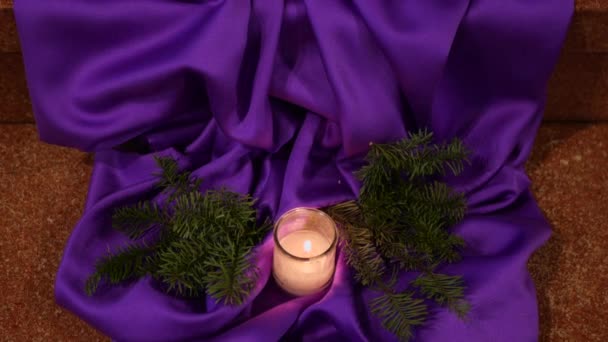 Decorazione Funebre Con Candele Accese Stoffa Viola Nella Chiesa Vohrenbach — Video Stock