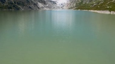Oberaarsee, Bern kantonunda (Guttannen belediyesi) Aare nehrinin en yüksek su deposudur.).