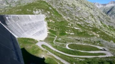 Guttannen, İsviçre - 14 Ağustos 2021: Bern Kantonu 'ndaki (Guttannen Belediyesi) Aare' nin en yüksek su deposu olan Oberaarsee Barajı. Hızlı yukarı hareket.