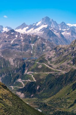 Furkapass 'tan Grimselpass' a doğru ve uzaktaki Grimselsee Gölü 'ne doğru güzel bir dağ manzarası.