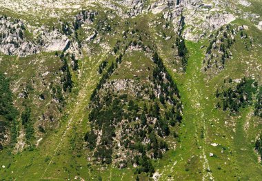 İsviçre 'nin Valais kentindeki Rhone Nehri Vadisi' nin yukarısındaki bir dağda doğal bir düşüş şekli.