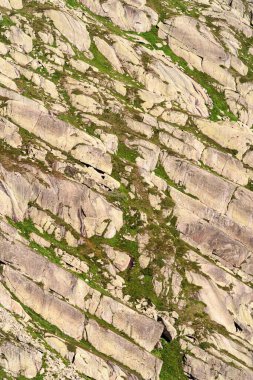 İsviçre 'de, Oberaarsee' nin yukarısındaki bir dağdaki kayalarda doğal bir desen.