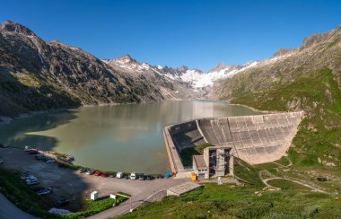 Oberaarsee, İsviçre - 13 Ağustos 2021: Oberaarsee İsviçre 'deki Bern kantonundaki Aare nehrinin en yüksek su deposudur.