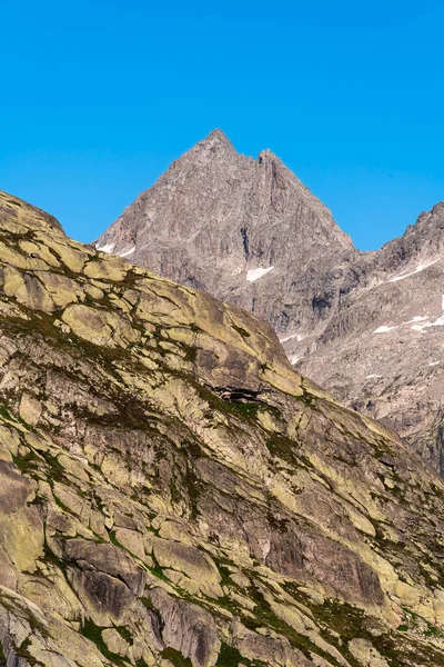 İsviçre 'deki Oberaarsee' nin üstündeki Brunberg Dağı.