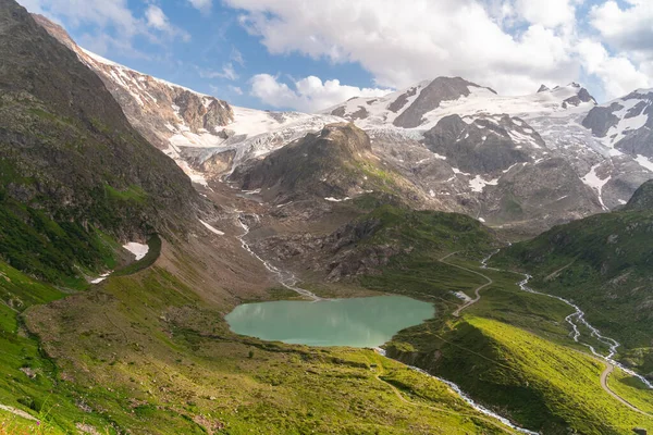 サステン峠 高さ2224M はウリ州とベルン州を結んでいる 峠道は45キロメートルあり スイスアルプスの新しい道路の一つです — ストック写真