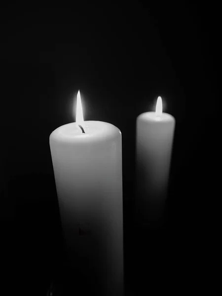 Vertikales Monochromes Foto Von Zwei Dicken Brennenden Kerzen — Stockfoto