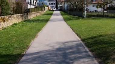 Murten, İsviçre - 24 Mart 2022: Murten, İsviçre 'nin Fribourg kantonunun See ilçesine bağlı iki dilli bir Fransız-Alman belediyesi. Morat Gölü 'nün güney kıyısında yer almaktadır..