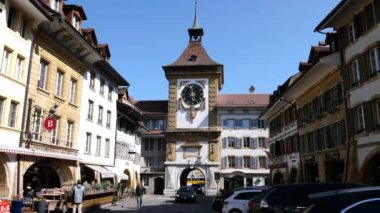 Murten, İsviçre - 24 Mart 2022: Murten, İsviçre 'nin Fribourg kantonunun See ilçesine bağlı iki dilli bir Fransız-Alman belediyesi. Morat Gölü 'nün güney kıyısında yer almaktadır..