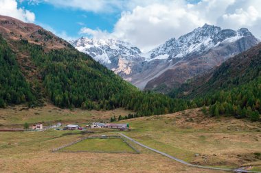 Livigno, İtalya - 29 Eylül 2021: İtalya 'nın Sondrio kentindeki Livigno bölgesinde gümrüksüz alışveriş ile bilinen güzel sonbahar manzarası.