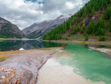 İtalya 'daki Livigno Gölü' nün güzel sonbahar manzarası