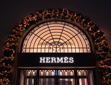 Zürih, İsviçre - 30 Aralık 2021: Hermes, deri ürünler, yaşam tarzı aksesuarları, mobilyalar, parfüm, mücevherler, saatler ve hazır giyim için bir Fransız lüks tasarım evi..