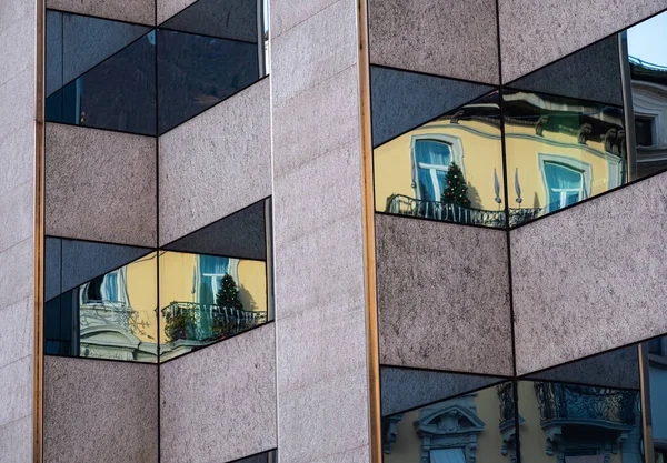 Arquitectura Edificio Moderno Que Las Ventanas Reflejan Arquitectura Antigua — Foto de Stock