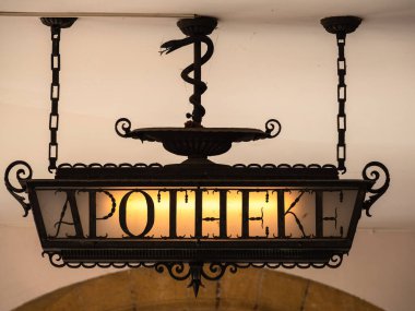 Tarihsel olarak aydınlatılmış eczane kurulu Alman yazıtları Apotheke - çeviri: