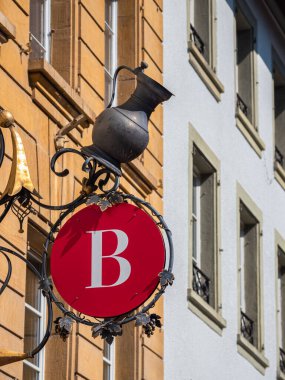 Murten, İsviçre - 24 Mart 2022: Bir tabela - B harfi - Murten 'deki Pansiyon Oteli