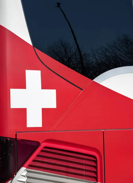 Viagens Autocarro Suíça Bandeira Suíça Pintada Num Autocarro Suíço — Fotografia de Stock